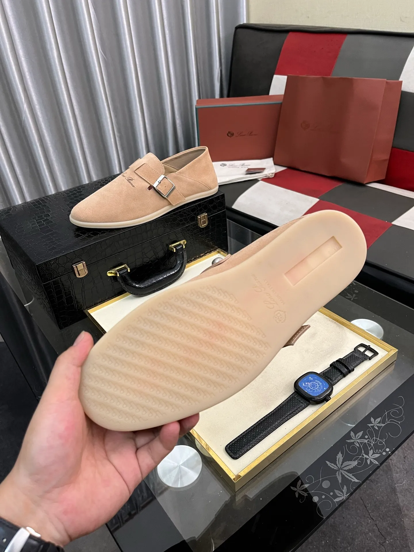 Men's men's shoes 💰458⌚️⌚️ Loro Piana's classic hot model lp top version of Pili casual shoes. It turns out that these are the casual shoes that are said to be able to walk 20,000 steps without getting tired. This pair has both good looks and feel. You will be completely lost as soon as you put it on. The minimalist design is eye-catching and durable, and it is a bonus for dressing. The soft feeling on the feet has outstanding texture, and it is very nice without abrasion on the feet. The soft and waxy soles make it easy to wear for daily use for a long time. Who can resist a pair of versatile and good-looking loafers? Don't be too elegant at all, the feel and texture of the feet are good, the key is to make the legs look longer and not tire the feet, the main thing is that it is just right!        Material: Original cowhide Lining: Original sheepskin Outsole: Original sole Size: 38-44